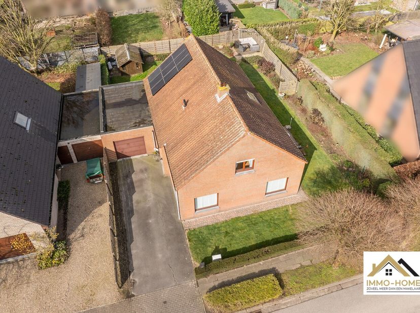 Deze perfect onderhouden instapklare woning is gelegen in een rustige buitenwijk, middenin een groene omgeving. Via de inkomhal (met ingemaakte vestia