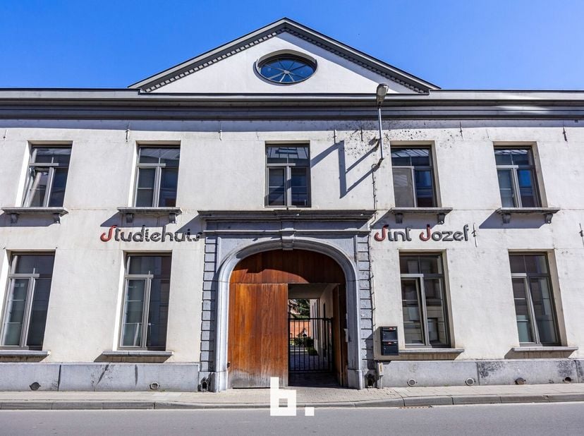 Ben jij op zoek naar een ideale studentenkamer in het hart van Leuven? Deze ruime kamer in Residentie Sint-Jozef biedt alles wat je nodig hebt voor ee