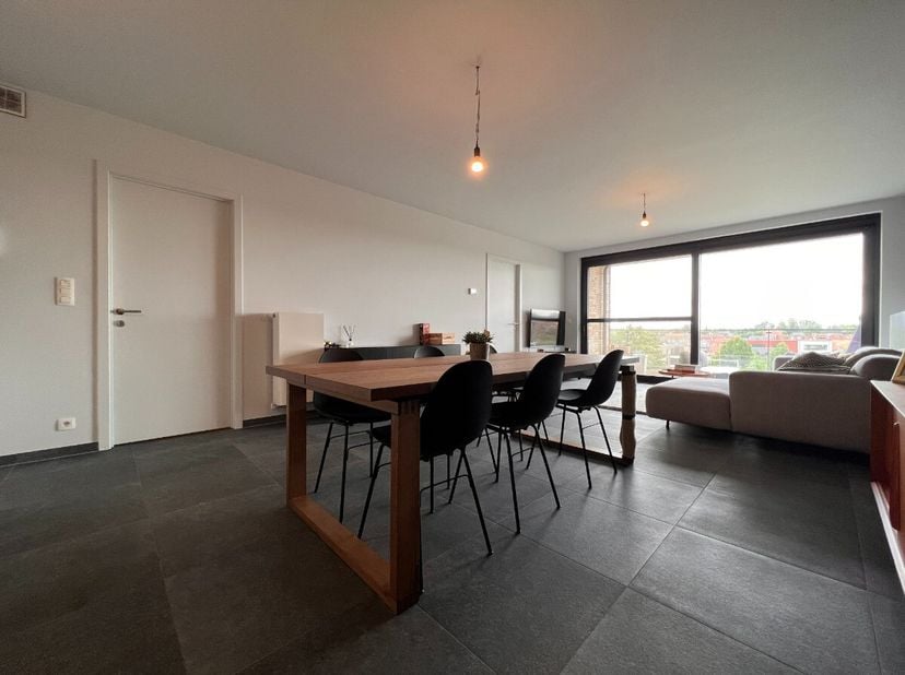 Instapklaar appartement met 1 slaapkamer, autostaanplaats en kelderberging nabij centrum Hasselt.Voor meer info ga naar https://www.era.be/nl/te-huur/