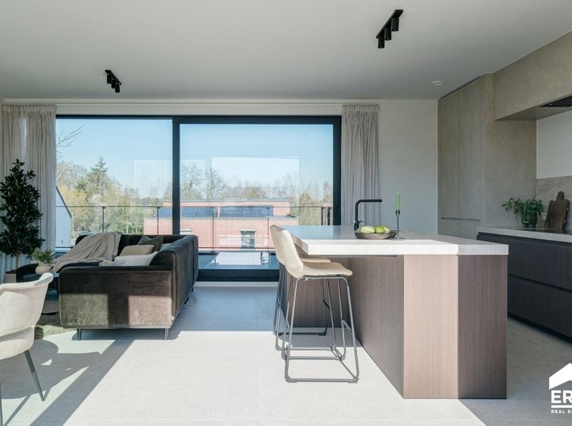 Dit recent afgewerkte penthouse is gelegen in de groene omgeving van de Luchtvaartstraat in Kiewit en heeft een bewoonbare oppervlakte van 116 m² met