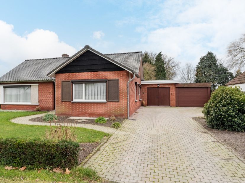 NIEUWE VOORWAARDEN: Sfeervolle, zeer net onderhouden, verrassend ruime, energiecorrecte (EPC C), gelijkvloerse, vrijstaande woning met inpandige garag