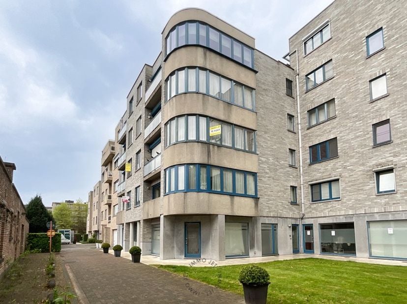 Dit appartement is rustig gelegen nabij het park van Cortewalle in het centrum van Beveren.&lt;br /&gt;
Het appartement is gelegen op de tweede verdieping e