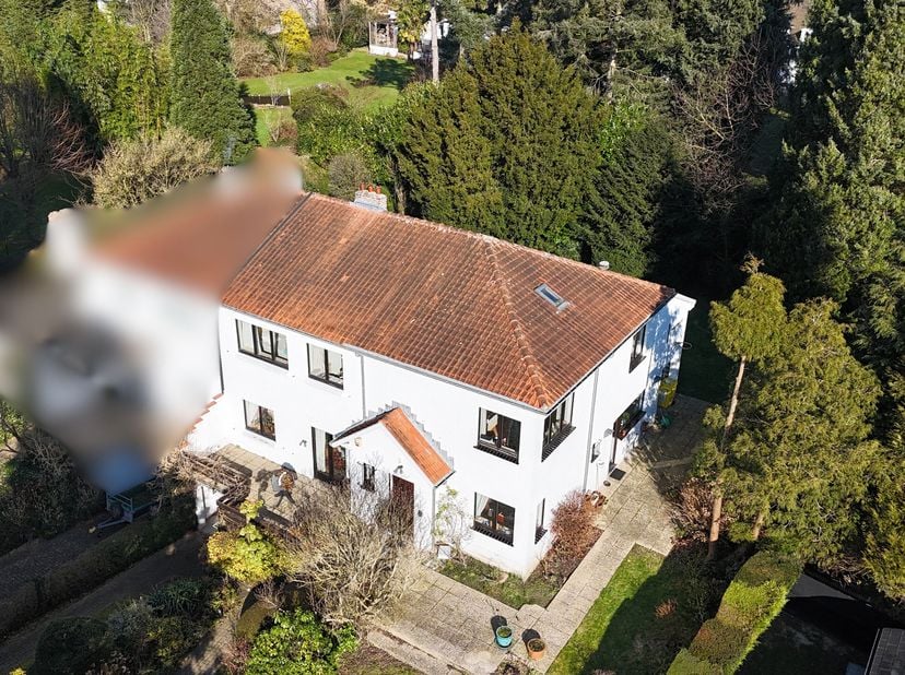 WATERLOO FAUBOURG / In de rustige residentiële wijk en dicht bij alle toegangsfaciliteiten, op een terrein van +/- 7 are 70. Ontdek dit huis met 3 gev