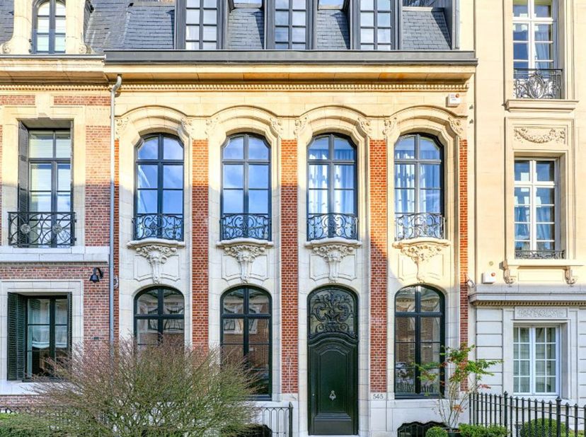 Au cur du Square du Bois, dans un cadre privé et sécurisé, se trouve cette magnifique maison de maître de +/- 545 m²+ terrasse/jardin, récemment rénov