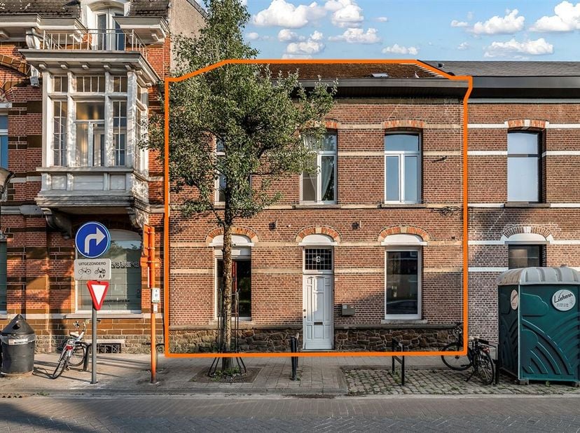 Prachtig, instapklaar herenhuis in Geel centrum.&lt;br /&gt;
Belangrijkste troeven:&lt;br /&gt;
- Prachtig, statig herenhuis met authentieke uitstraling&lt;br /&gt;
- I