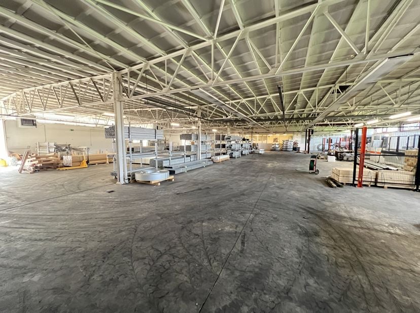 Ce bâtiment commercial à louer se compose d&#039;un entrepôt, d&#039;un bureau et d&#039;un espace extérieur clos. Il est situé dans la zone industrielle de Hoogveld