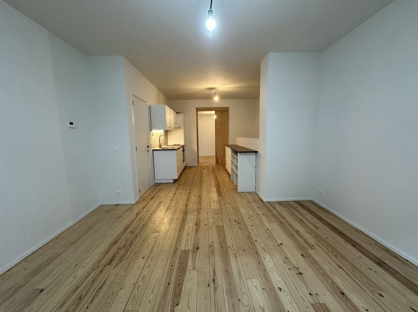 À deux pas du parc de Forest et de la vibrante place communale de Saint-Gilles, découvrez ce superbe souplex niché dans une petite copropriété rénovée