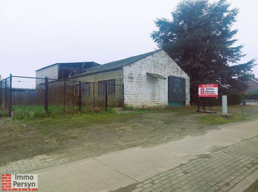 Deze projectgrond bevindt zich op het kruispunt Oude Tiensebaan en de Staatsbaan in Bekkevoort. Hier was vroeger de ketelmakerij gevestigd van Bekkevo