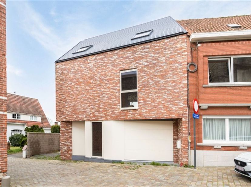 Deze twee zeer ruime casco appartementen bevinden zich in het centrum van Moorsel rechtover de kerk en op wandelafstand van openbaarvervoer, winkels e