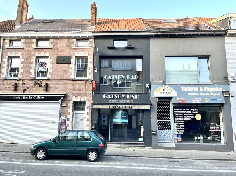 Ideaal gelegen aan de Waterloosteenweg, profiteert dit handelspand van 120 m² van een uitzonderlijke zichtbaarheid. Deze sector staat bekend om zijn d