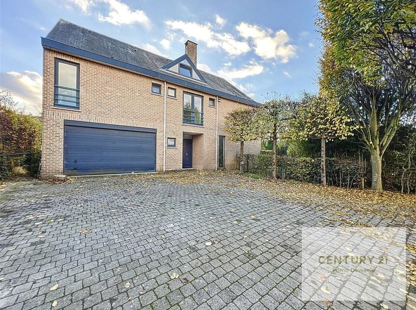 Century 21 Immo Dewaele est ravi de vous présenter cette villa de prestige de 1997 d&#039;une superficie plancher de 466m² ! sur terrain de fond arboré de