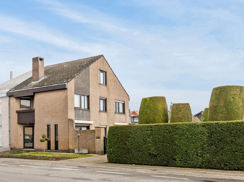 Deze instapklare en charmante woning combineert comfort, ruimte (&amp;gt; 240 m2 bewoonbaar) en een uitstekende ligging, ideaal voor gezinnen of koppels o