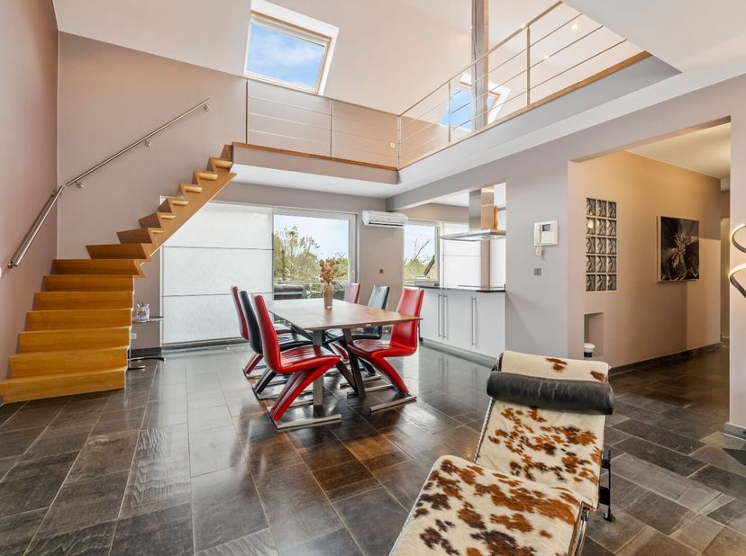 Bent u op zoek naar een een luxueus duplex appartement op een uitstekende locatie in Temse. Zoek niet verder! Het gunstige epc, het loft gevoel en kwa