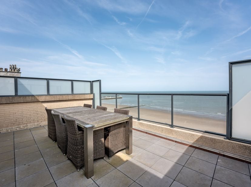 Découvrez cet appartement duplex unique d&#039;une surface habitable de 134 m², situé aux 9e et 10e étages d&#039;un immeuble prestigieux en bord de mer à Blank
