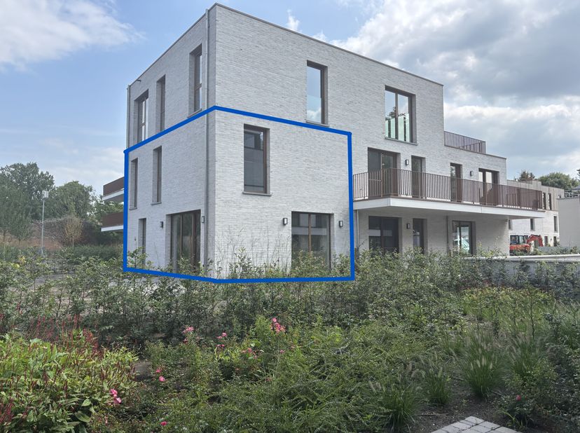 Deze woning of duplex-appartement is bijzonder rustig gelegen aan de rand van de site waardoor u zonder pottenkijkers ongestoord kan genieten op uw te