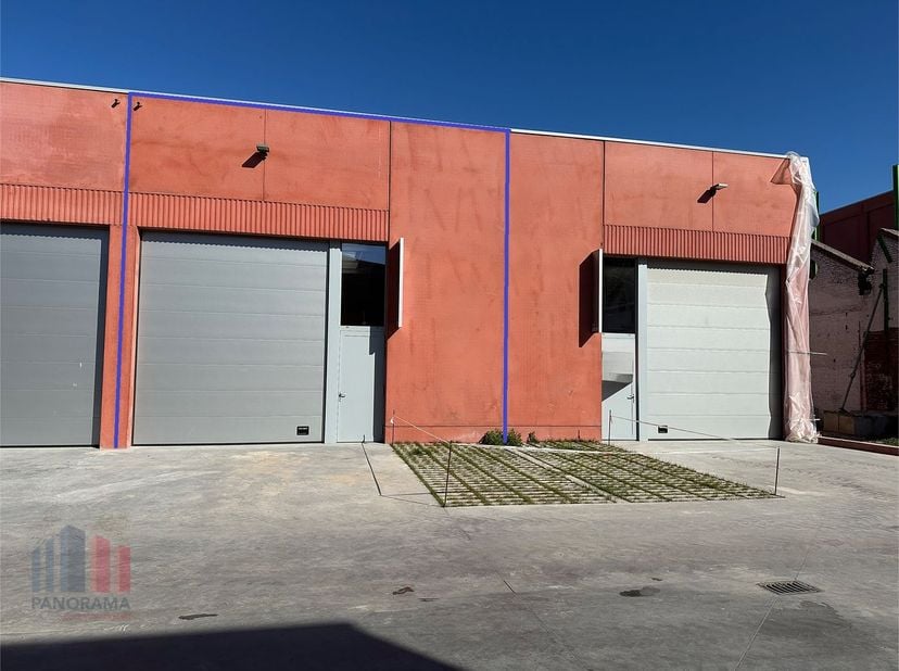 Fenomenaal gelegen nieuwbouw KMO-unit met een oppervlakte van 192 m² te huur op amper 300 m van de Doorniksesteenweg met een onmiddellijke verbinding