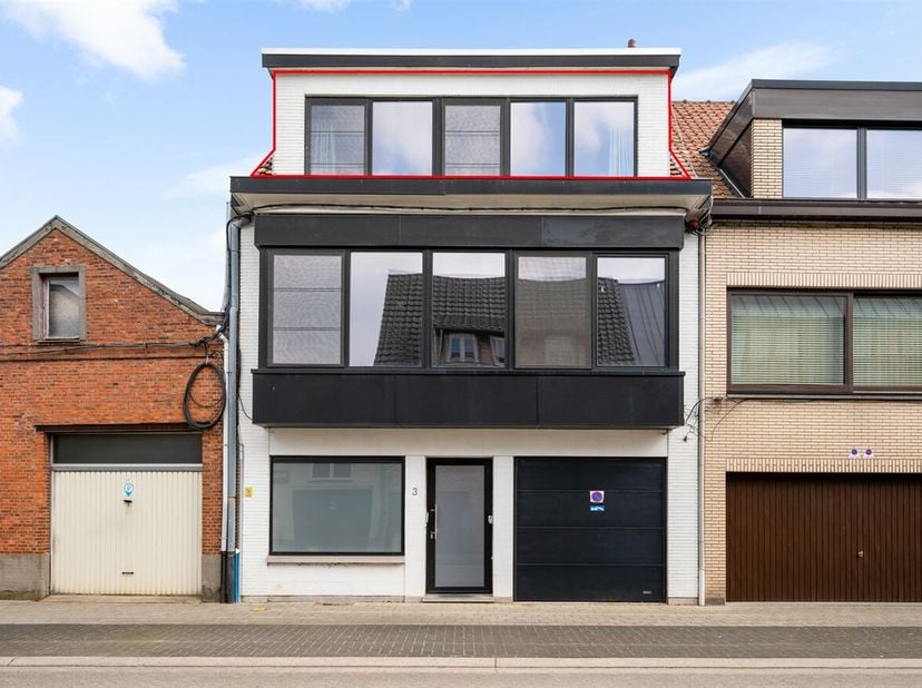 Gelegen in een rustige, autoluwe straat op een steenworp van de Grote Markt en het station van Lier, vinden we dit gerenoveerde appartement op de bove