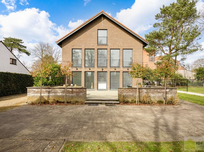 STATIGE, STRAKKE EN UITERST RUIME WONING/KANTOOR MET HOOGSTAANDE AFWERKING EN OOG VOOR DETAIL. VOORZIEN VAN 3 SLAAPKAMERS, RIANTE LEEFRUIMTES ÉN UNIEK