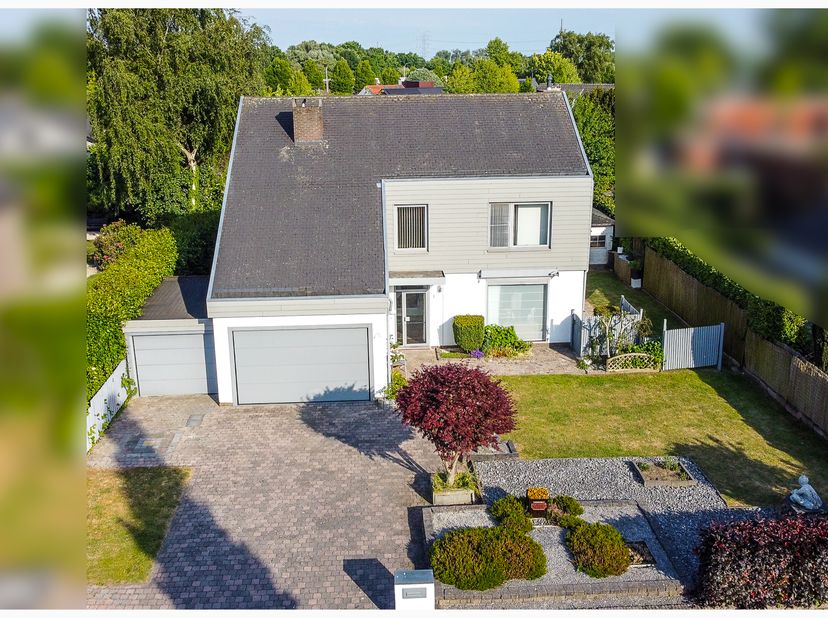 Ruime villa met 5slpks en 2bdks op toplocatie in Kontich&lt;br /&gt;
&lt;br /&gt;
Ontdek deze ruime en charmante villa, gelegen op een perceel van 850 m² in een r