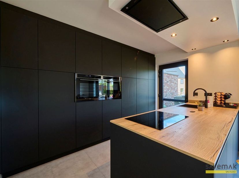 Entièrement finie avec 3 chambres dans tout le confort.&lt;br /&gt;
C&#039;est la description courte mais claire de cette maison BEN prête à être emménagée.&lt;br /