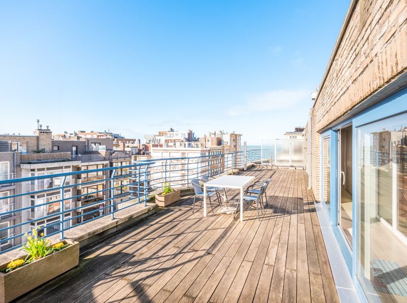 Koksijde-Bains, Résidence Dali, Penthouse-duplex lumineux à deux chambres à coucher et trois terrasses, 4ième étage avec ascenseur, à quelques pas de