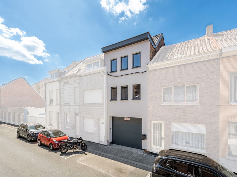 Droomt u van een woning in het hart van de stad, volledig naar uw eigen smaak ingericht, maar zonder zorgen over ingrijpende renovaties? Dan is dit uw