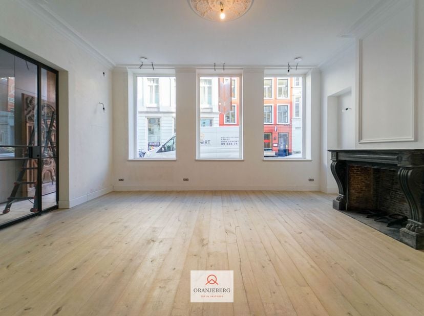 Ruim handelspand met een luxueuze uitstraling en hoogwaardige afwerking! Gelegen te Onderbergen (nabij Ajuinlei, Korenmarkt, Veldstraat, Kouter...). P