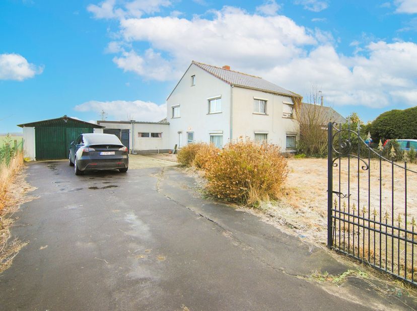 In de Hertsbergsestraat in Oostkamp bevindt zich een eigendom die ideaal is voor renovatie of nieuwbouw. Gelegen op een royaal perceel van 1255 m², om