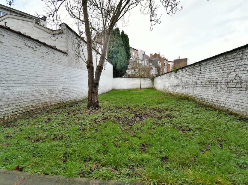 TRIOR vous propose, au rez-de-chaussée d&#039;un petit immeuble à faibles charges, cet appartement 1 chambre de 80m² avec jardin privatif. Il se compose d&#039;