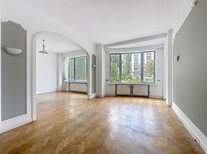Entre Montgomery et Joséphine-Charlotte, Contigo Immo vous propose ce charmant appartement de 3 chambres situé au premier étage d&#039;un immeuble de carac