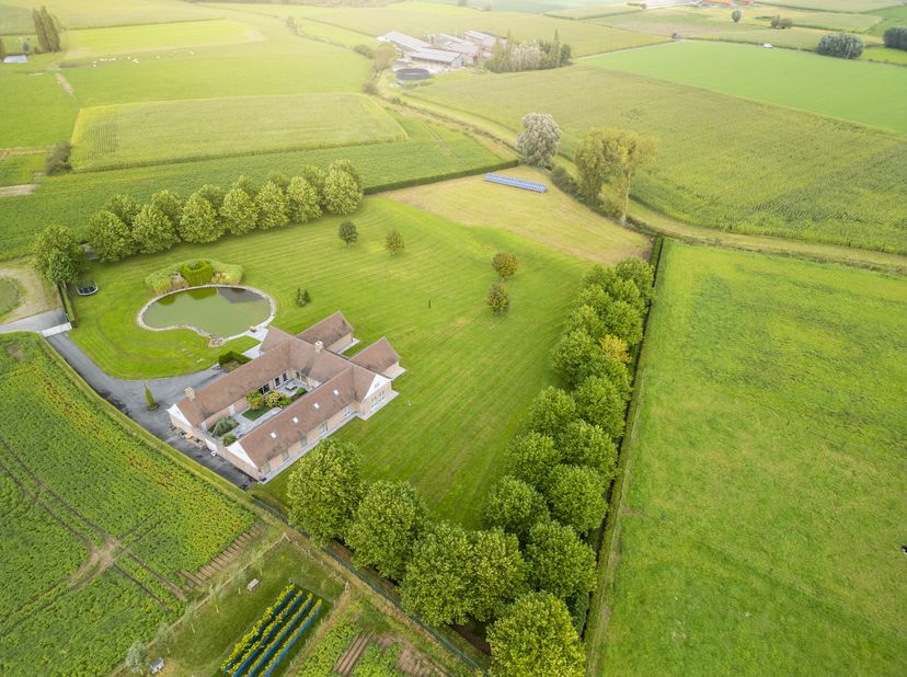 Cette villa magnifiquement située sur près de 2 hectares est située à la périphérie de Geluwe, au calme et entourée de prairies. Dès que vous franchis