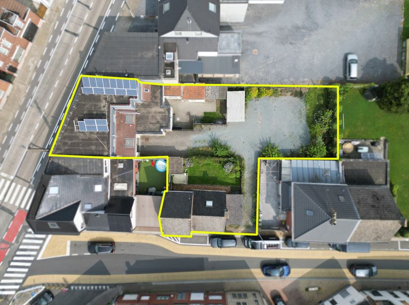 Dit investeringsproject gelegen in &quot;woongebied&quot; (3 kadastrale leggers, grondoppervlakte 749 m²) is toegankelijk via Steenweg 610, 610A en Landuitstraa