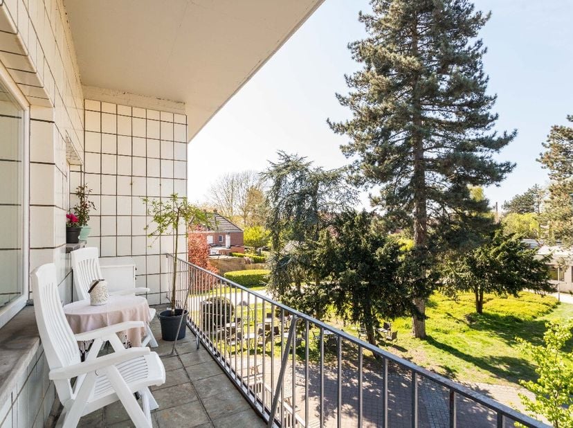 Kortrijk: lichtrijk en instapklaar 2-slaapkamerappartement met zonnig terras en open zicht in Kortrijk Dit volledig vernieuwde en instapklare appartem