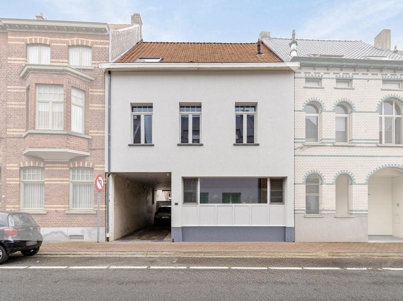 Centraal gelegen, instapklare gezinswoning op een perceel van 4a50ca in de nabijheid van alle faciliteiten.&lt;br /&gt;
Deze eigendom (208m²) onderging een