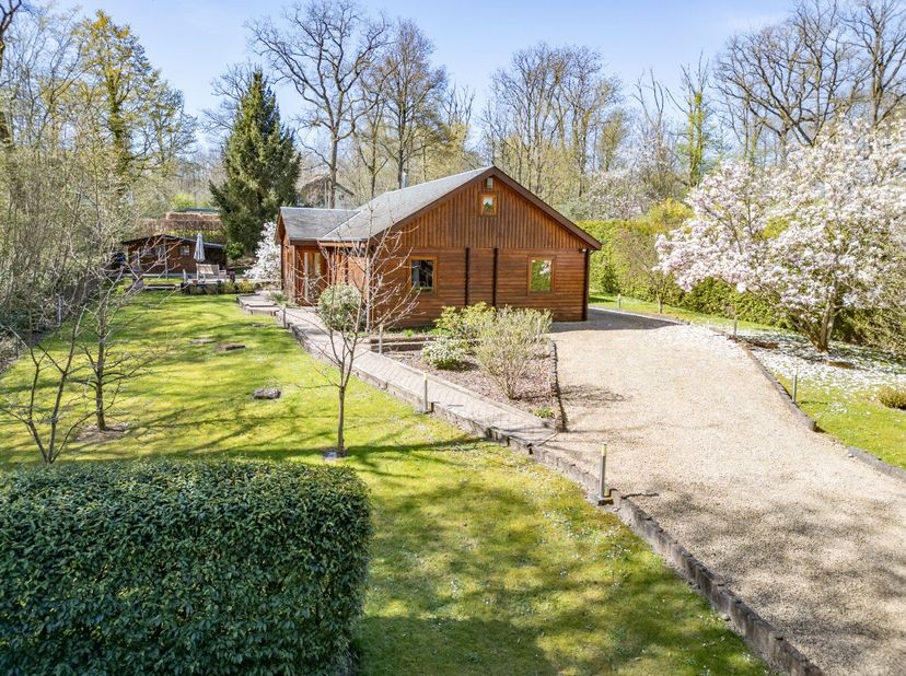ERA B-LUX heeft het genoegen dit prachtige chalet te presenteren in Hogne, in een rustige, groene omgeving aan het einde van een doodlopende weg.Deze