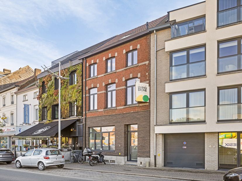Aan de Vandepereboomstraat 6, in het centrum van Halle, vind je deze ruime woning met drie verdiepingen, klaar om volledig naar jouw wensen ingericht