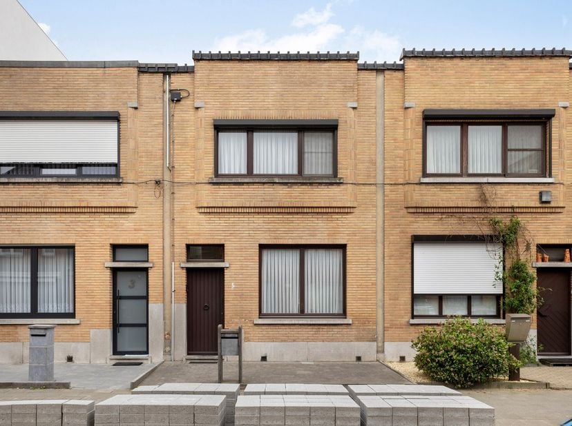 Het is goed wonen in de Zonstraat in Lier!&lt;br /&gt;
En laat ons daar nu net een leuke woning in verkoop hebben. 142 m2  woonplezier op een perceel van 21