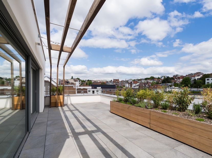 UCCLE - implanté entre le Square Coghen et la rue du Doyenné, à un jet de pierre du Parvis Saint-Pierre, magnifique PENTHOUSE NEUF (2ch/1sdd/1sdb) de