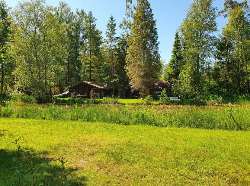 Ce charmant chalet hors réseau vous offre 45,5 m² d&#039;espace habitable sur un terrain spacieux de 5 142 m², situé dans la magnifique réserve naturelle d