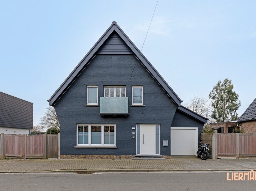 Op zoek naar een open bebouwing, volledig instapklaar, met veel ruimte én gunstig gelegen? Dan is deze compleet gerenoveerde woning te Erpe-Mere missc