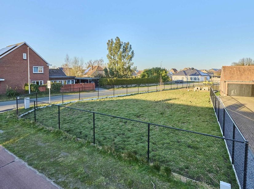 Bent u op zoek naar een ruim perceel om uw droomwoning te realiseren? Deze centraal gelegen bouwgrond van 791m² biedt tal van mogelijkheden en is idea