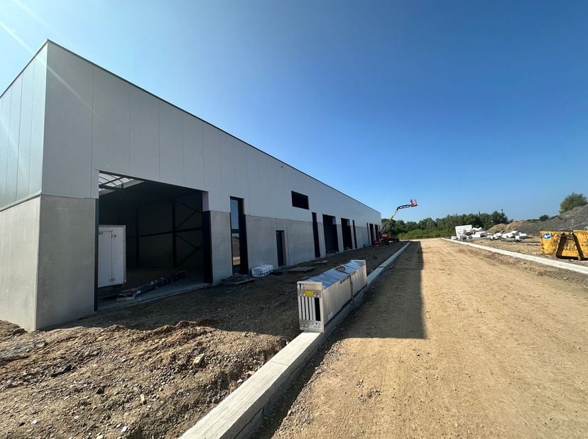 PME de construction récente d&#039;une superficie de 264 m² à vendre. Excellente situation au sud de Bruxelles/Halle et au nord de Saintes/Tubize. Excellen
