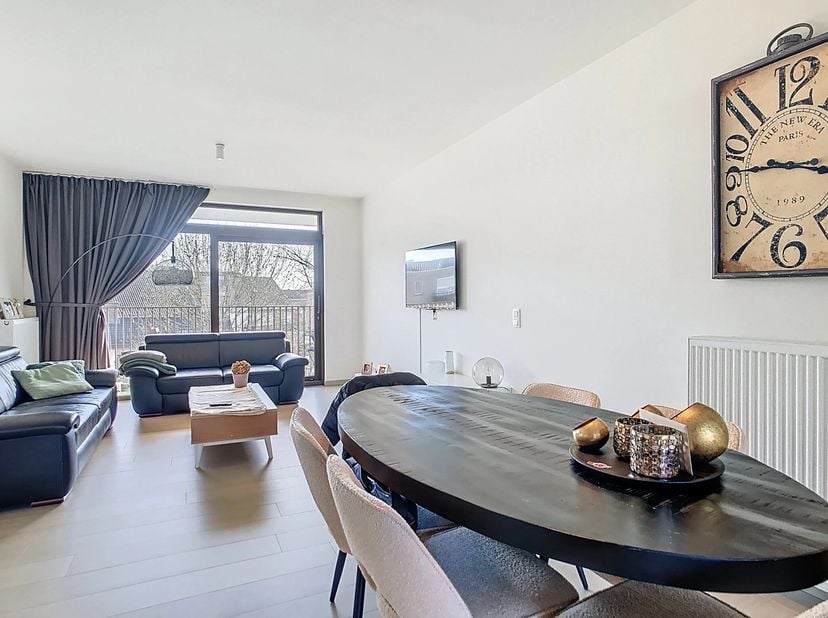 Cet appartement prêt à emménager offre une expérience de vie agréable grâce à son hall d&#039;entrée spacieux, à un salon lumineux avec une cuisine ouverte