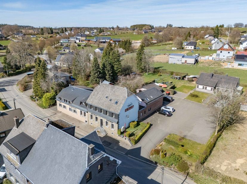 Immo By Julie stelt u dit charmante Hotel-Restaurant voor in Nidrum, op enkele minuten van Butgenbach. De toeristische streek van de Hoge Venen, dicht