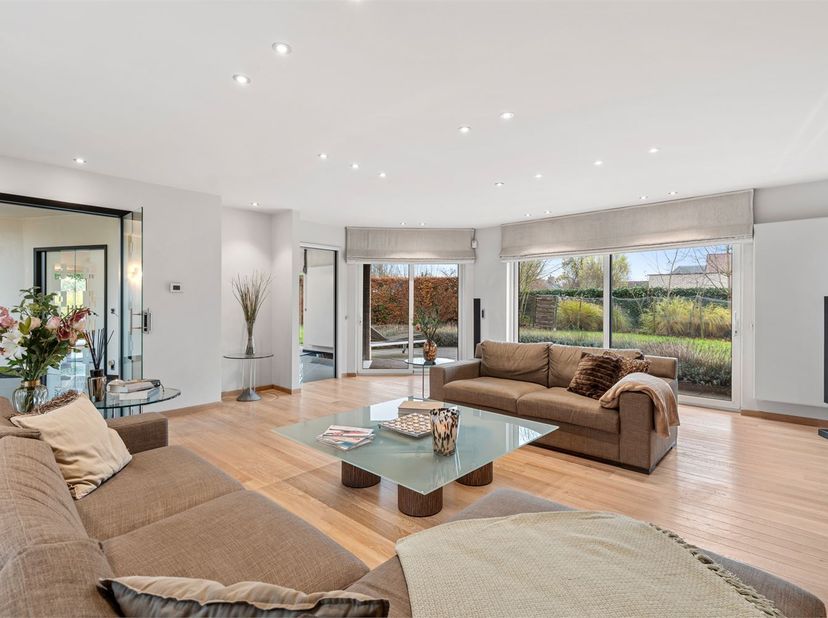 Cette belle villa de 1997, avec une surface habitable unique de pas moins de 407 m², est située dans un quartier résidentiel calme de Lochristi. Une o