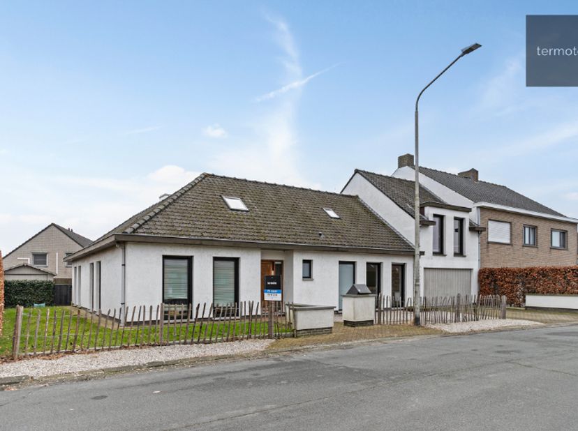 Grotendeels gerenoveerde woning met maar liefst 6 slaapkamers &amp; 255m² bewoonbare oppervlakte!&lt;br /&gt;
&lt;br /&gt;
Met plezier presenteren we jullie deze zeer