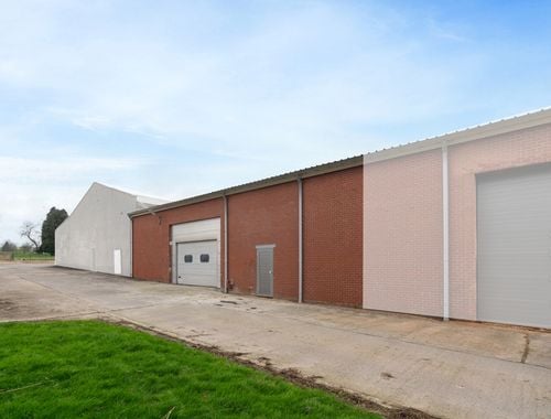                                         Entrepôt avec bureau à louer à Ninove, € 2.866
