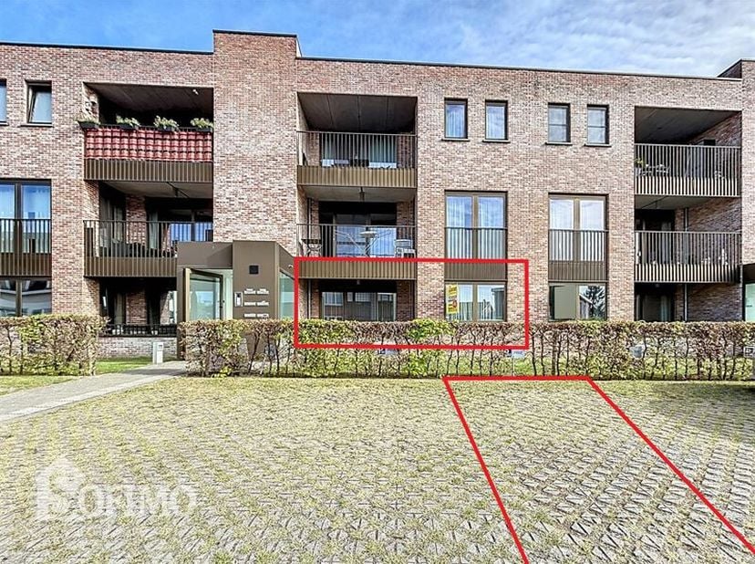Gelijkvloers appartement met autostaanplaats en twee terassen in centrum Poperinge&lt;br /&gt;
Het appartement omvat een lichtrijke leefruimte met volledige