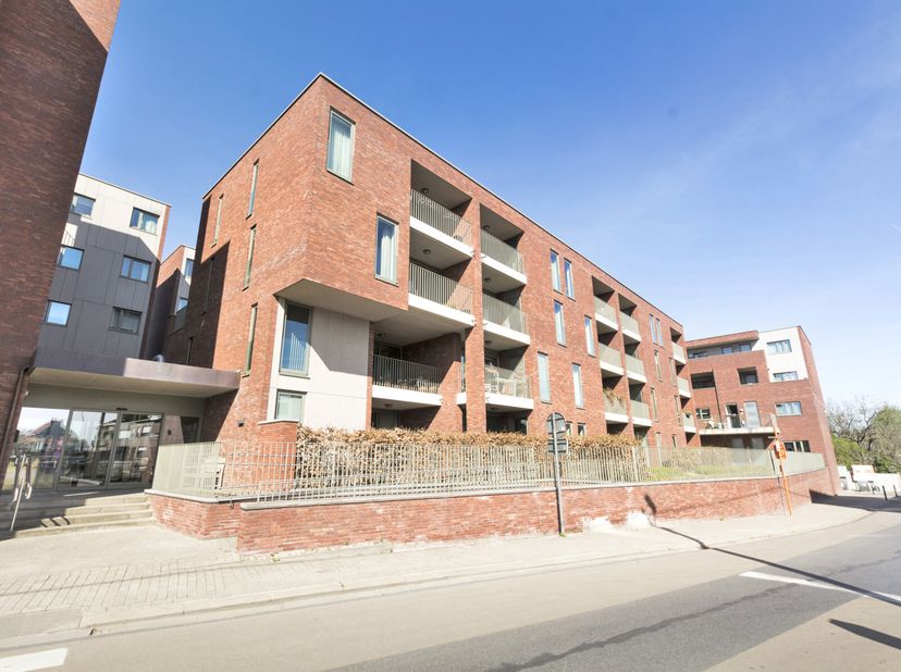VALIMMAS verkoopt deze centraal gelegen assistentiewoning/serviceflat (± 70m²) met mooi terras en een kelderberging in Residentie Vivasse, een hedenda