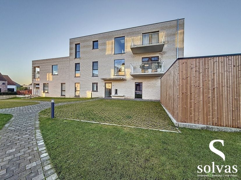 Dit appartement heeft een mooie locatie in het levendige Zomergem met alles op wandelafstand bereikbaar. Toch heeft u een goede verbinding naar alle g